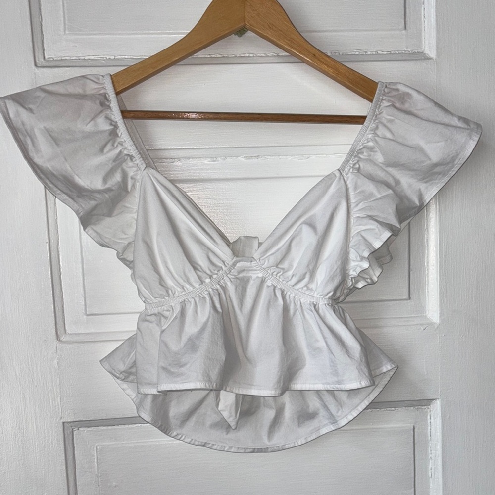 LE LIS RUFFLED CUTOUT CROP TOP